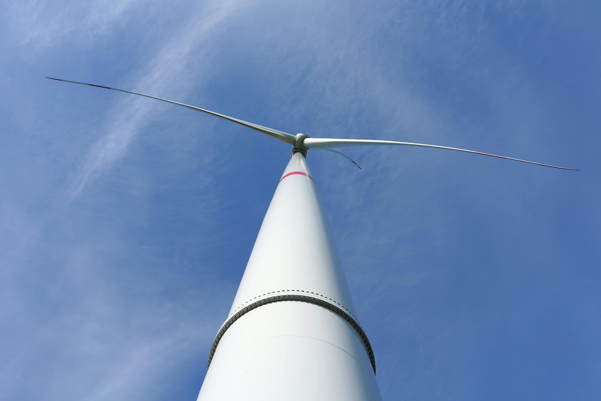 仰望風力發電扇葉